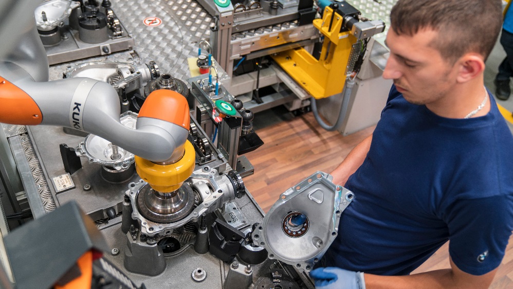 Marcado CE para sistemas de robots asistenciales del BMW Group: Pilz garantiza la seguridad de aplicaciones HRC en la fabricación de automóviles